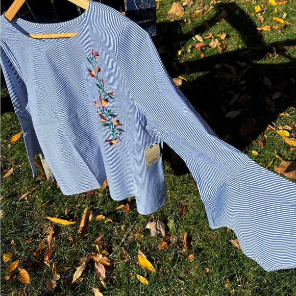 ✨Host pick ✨Ladies Blue & White Stripe Floral Embroidered Bell Sleeve To… - Picture 4 of 16